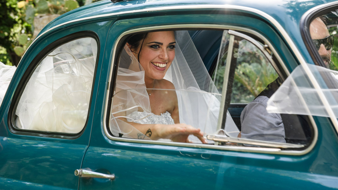 Fotografo-di-matrimoni-sposa-sorridente-dentro-500-verde