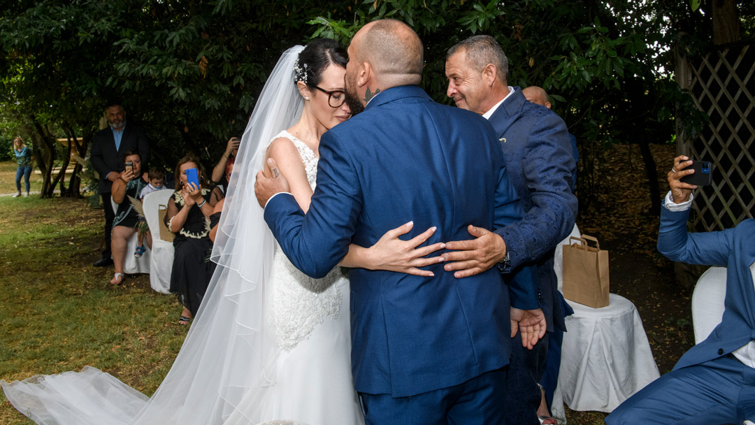 Sposa-commossa-baciata-in-fronte-da-sposo