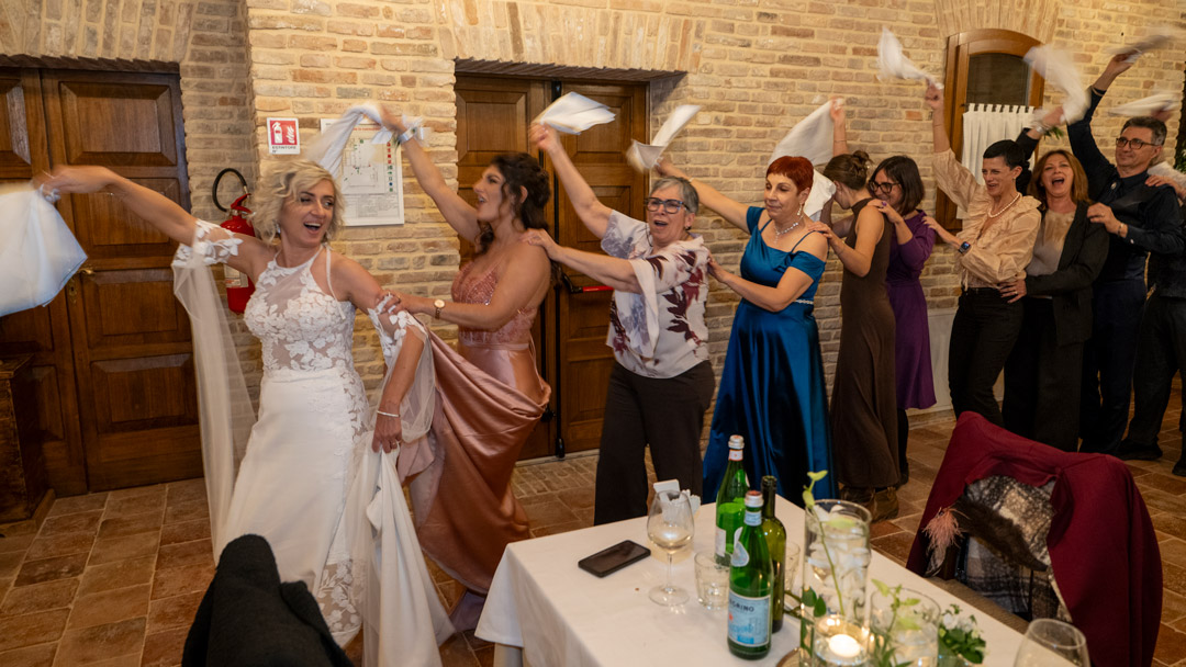 Sposa guida il trenino