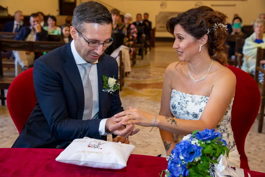 Sposo mette fede al dito alla sposa
