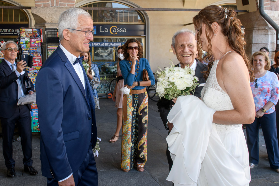 Sposo e sposa si incontrano emozionati.