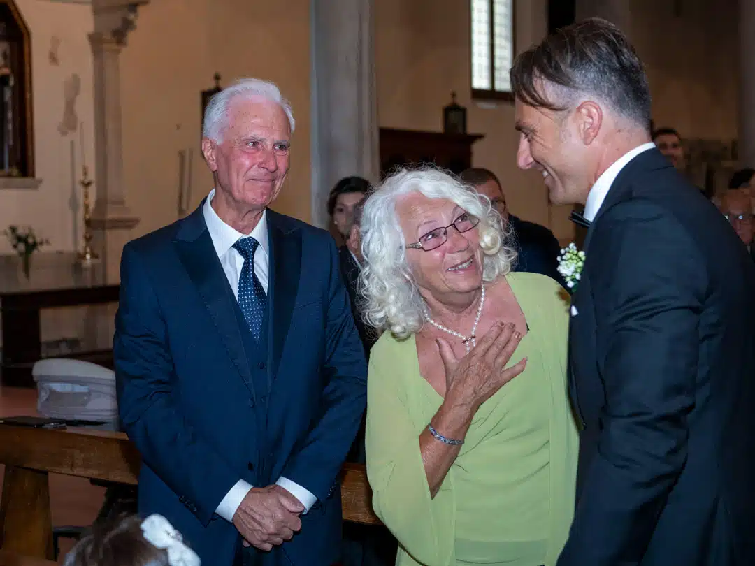 Sposo saluta i genitori in chiesa.