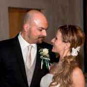 Sposi felici in un matrimonio elegante.