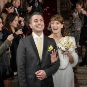 Sposi sorridenti escono dalla chiesa tra bolle di sapone, foto matrimonio Ravenna