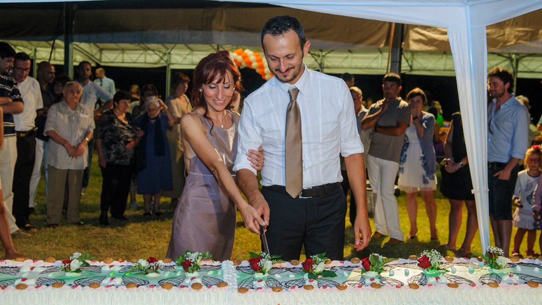 Coppia taglia la torta nuziale.