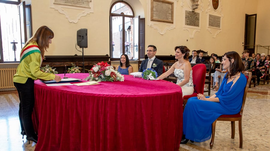 Fotografo matrimonio Ravenna: rito civile nella sala del Comune con sposi e testimoni