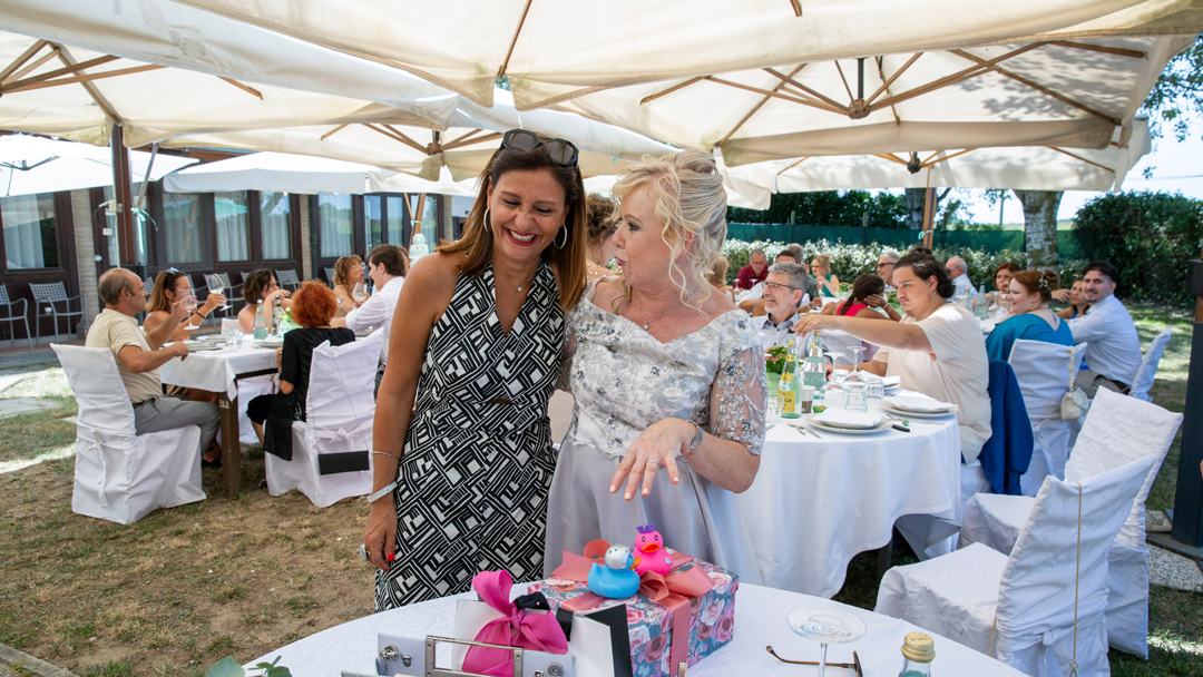 Sposa scherza con l'amica durante il ricevimento a Tenuta Augusta Ravenna