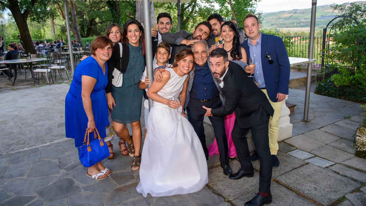 Sposi e invitati sorridenti in giardino durante il ricevimento di matrimonio a Villa Montrona, location per matrimoni vicino a Imola