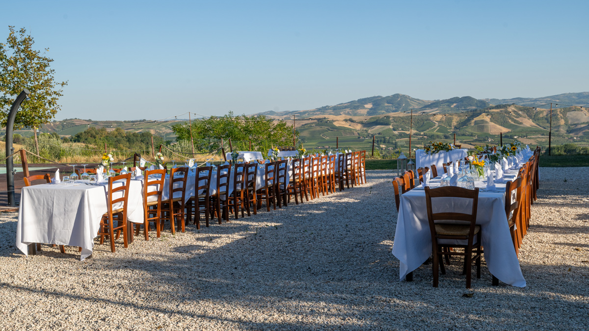 Preventivo fotografo matrimonio: tavoli imperiali con vista sui vigneti della Romagna