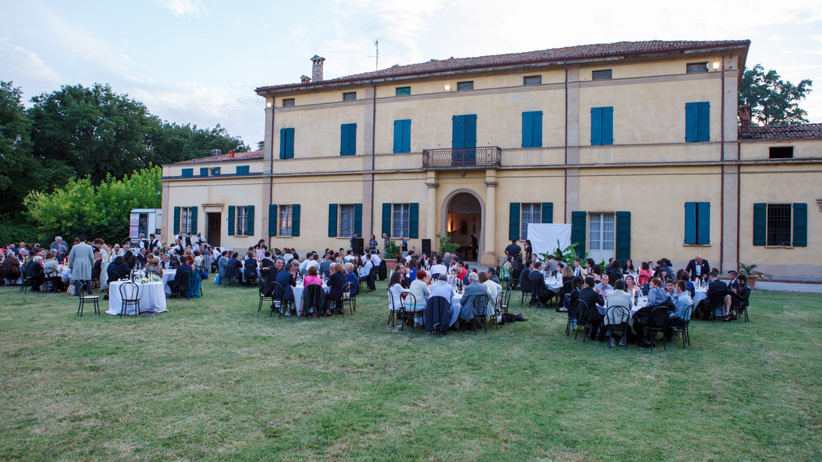Tavoli del ricevimento di matrimonio sul prato davanti alla facciata di Villa Isolani a Ozzano dell'Emilia