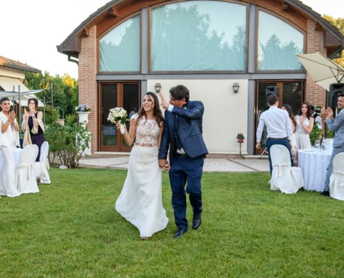 Villa Rosa Camerlona Ravenna: ingresso degli sposi sul prato tra i tavoli, con gli invitati che applaudono davanti alla sala