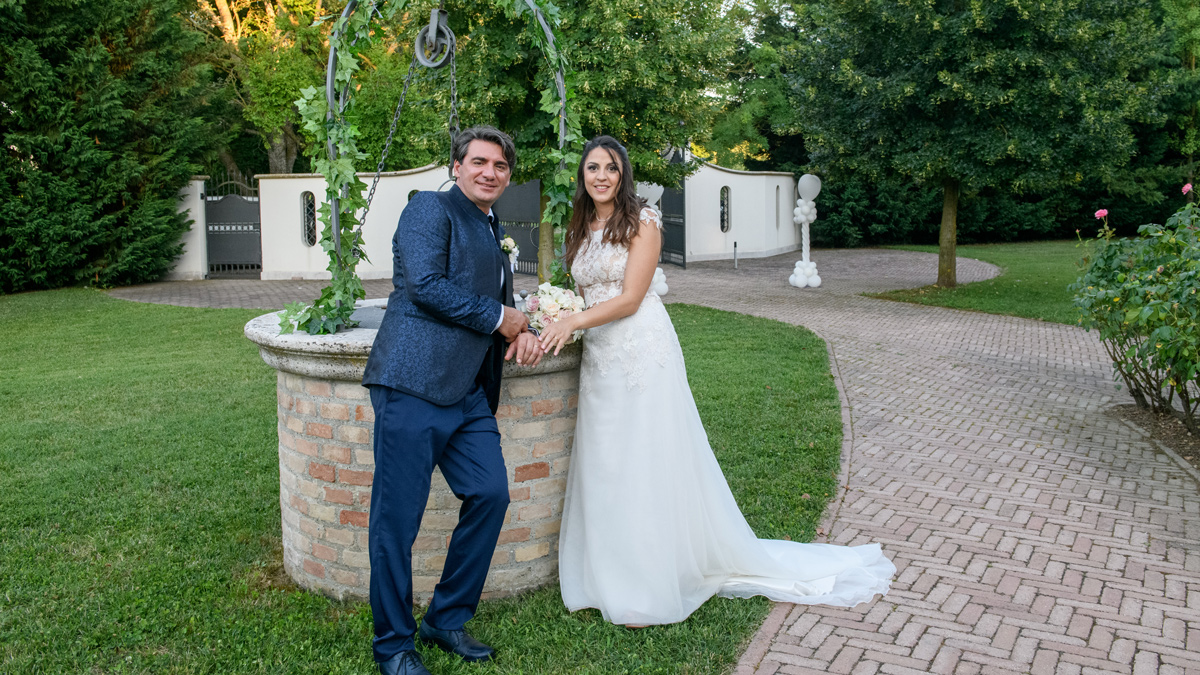 Villa Rosa Camerlona Ravenna: sposi appoggiati al pozzo in mattoni nel parco della villa