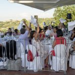 Villa dei Cigni Cesena: invitati sulla terrazza con tavoli apparecchiati e vista sulle colline