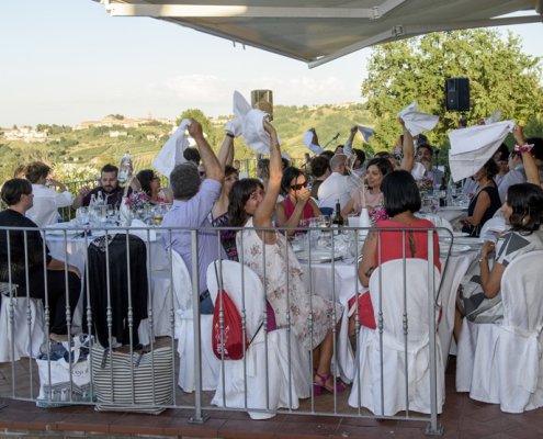 Villa dei Cigni Cesena: invitati sulla terrazza con tavoli apparecchiati e vista sulle colline