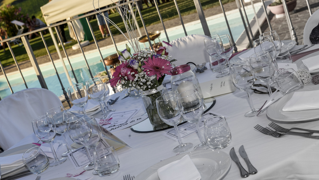 Tavolo apparecchiato a bordo piscina a Villa dei Cigni, location matrimoni Cesena