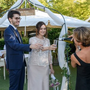 Il-brindisi-viene-servito-agli-sposi