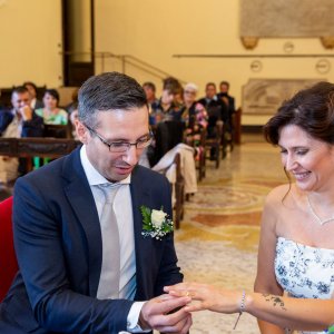 Reportage-matrimoniale-sposo-mette-fede-al-dito-alla-sposa