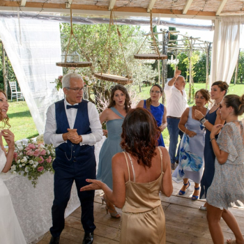 Sposi-ballano-con-amici