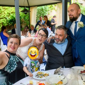 Sposi-fanno-il-selfie-con-invitati