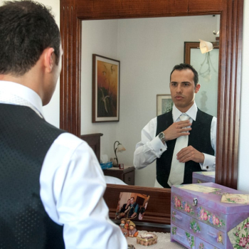 Sposo-si-guarda-allo-specchio