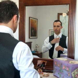 Sposo che si guarda allo specchio