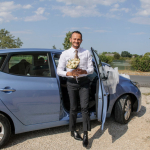 Sposo con buquet uscito dall'auto