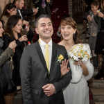 Sposi sorridenti escono dalla chiesa tra bolle di sapone, foto matrimonio Ravenna