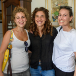 Sposa struccata in mezzo amiche