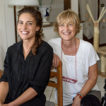 Sposa seduta fotografata con la mamma
