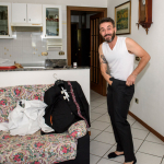 Sposo mentre si infila i pantaloni
