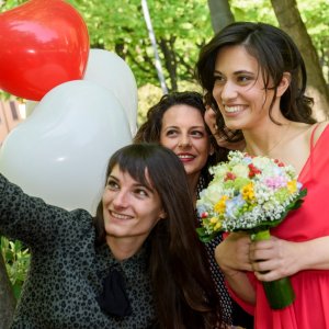 Reportage di matrimonio il selfie sposa con amiche