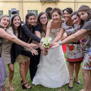 Sposa in semicerchio con amiche