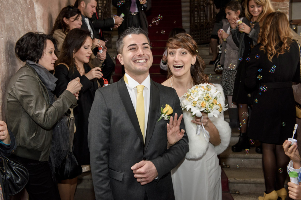 Sposi sorridenti escono dalla chiesa tra bolle di sapone, foto matrimonio Ravenna